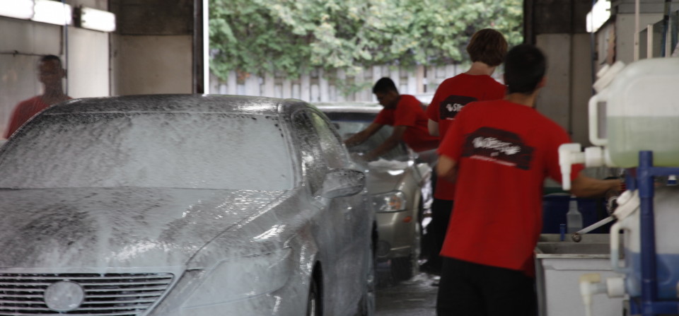 Lavage de voiture à la main